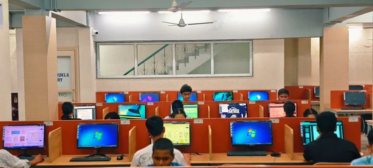 Kanpur Exam Center: JEE MAIN Review Tests & Full Tests